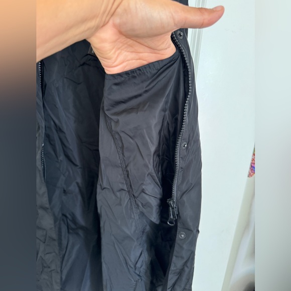 Tahari Lightweight Packable Travel Rain Coat - Size M - Picture 7 of 11